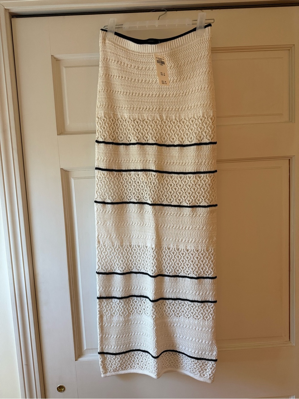 Abercrombie & Fitch Cream Knit Crop Top and Maxi Skirt Set with Black Trim - Picture 2 of 7